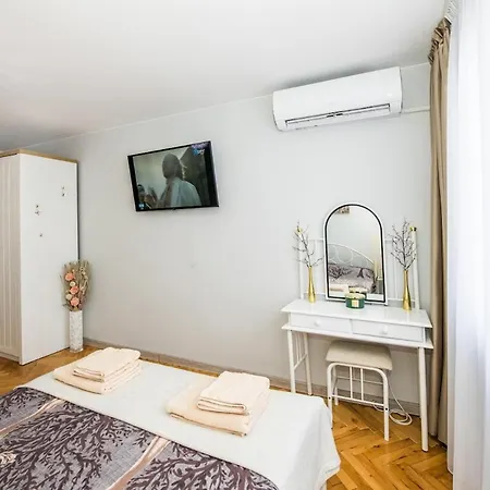 Cozy 2bdrm Near & Free Street Parking