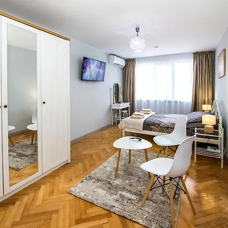 Cozy 2bdrm Near & Free Street Parking Appartamento Veliko Tărnovo