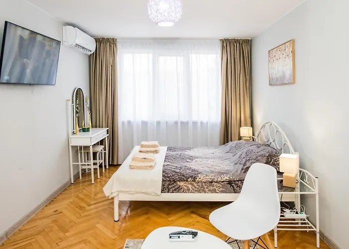 Apartment Cozy 2bdrm Near & Free Street Parking *