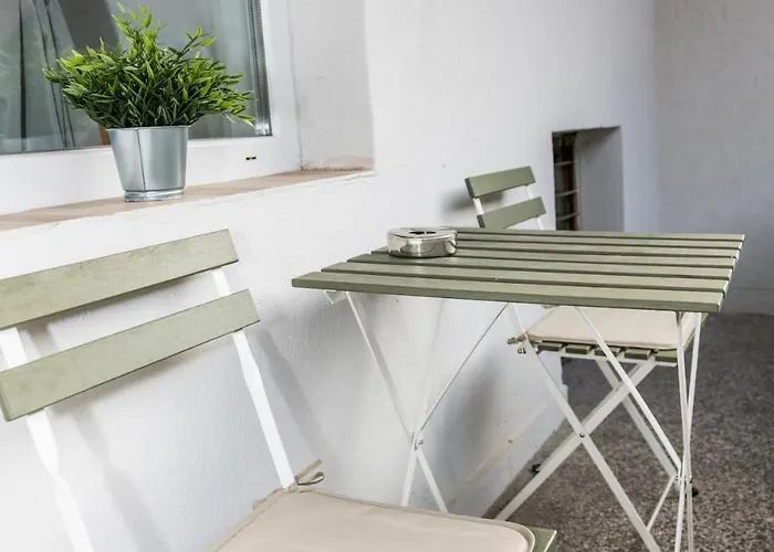 Cozy 2bdrm Near & Free Street Parking