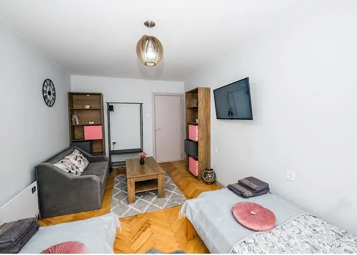 Apartment Cozy 2bdrm Near & Free Street Parking *