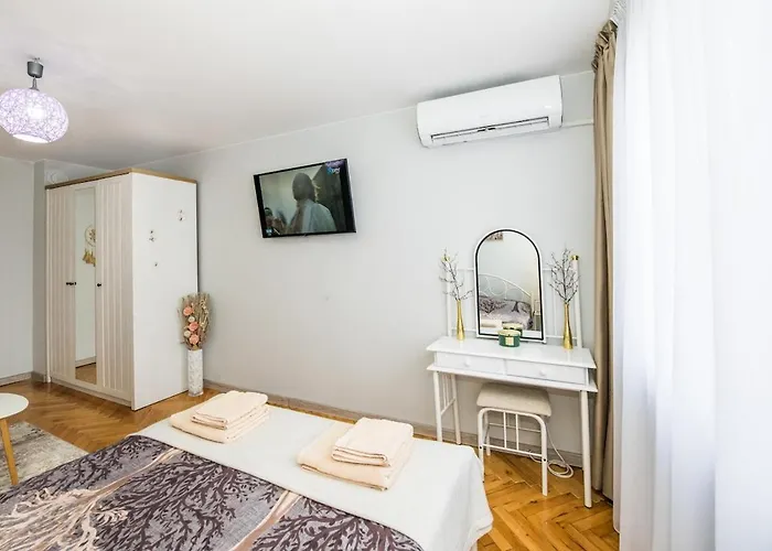 Cozy 2bdrm Near & Free Street Parking