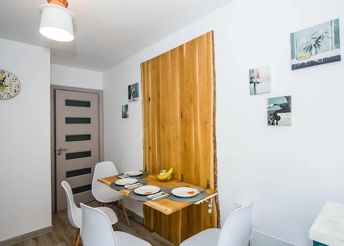 Apartment Cozy 2bdrm Near & Free Street Parking *