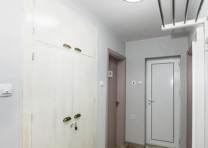 Cozy 2bdrm Near & Free Street Parking Apartment