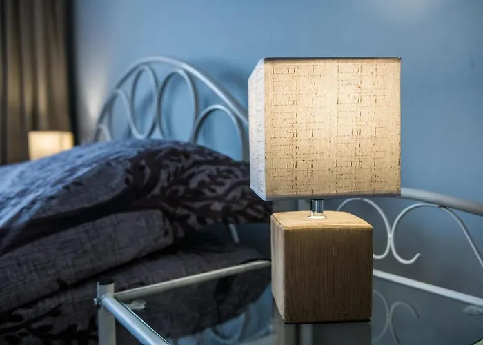 Cozy 2bdrm Near & Free Street Parking