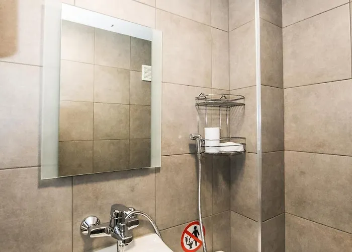 Cozy 2bdrm Near & Free Street Parking Apartment